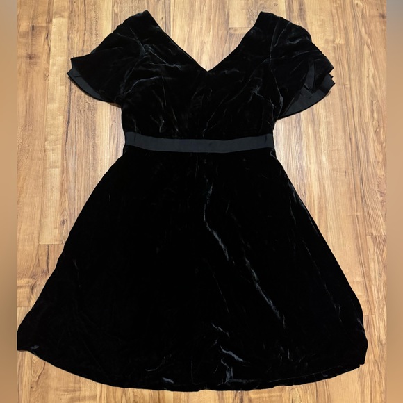 Ann Taylor Black Velvet Dress NWT size 8 petite - Picture 2 of 6